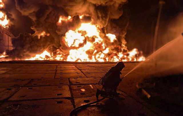 지난 18일 우크라이나 구조대가 러시아가 우크라이나 오데사주 인근 인프라 시설을 공격한 현장 화재 진압을 하고 있다. EPA연합