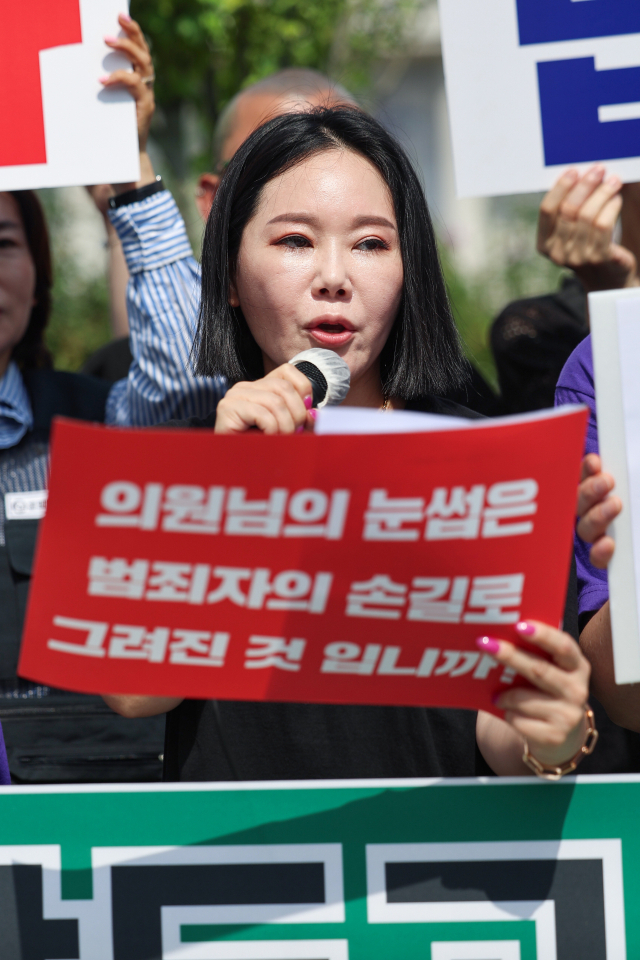 임보란 대한문신사중앙회 회장이 27일 서울 국회 앞에서 열린 문신 합법화 촉구 기자회견에서 발언하고 있다. 연합뉴스