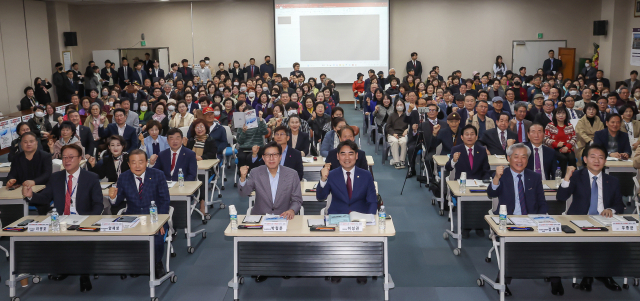 지난 4월 16일 부산시의회에서 열린 ‘부산 글로벌허브시대! 부산 특별법이 답이다!’ 토론회에서 참석자들이 구호를 외치고 있다. 부산일보 DB