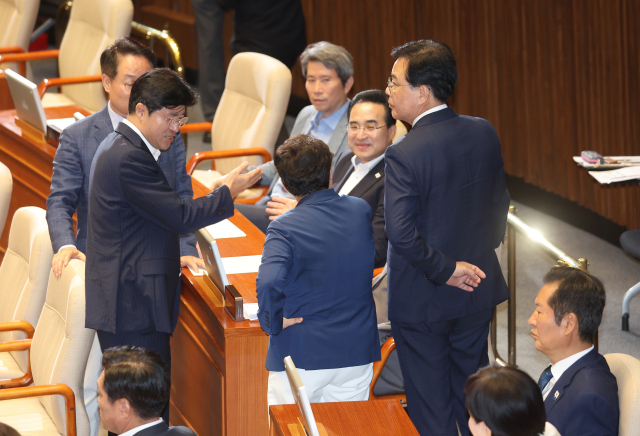 27일 서울 여의도 국회 본회의에서 국가인권위원회 위원(이상현), 국가인권위원회 위원(우인식) 선출안이 부결되자 국민의힘 송언석 원내대표와 임이자 의원이 더불어민주당 김병기 원내대표 등 의원들에게 항의하고 있다. 오른쪽 아래는 더불어민주당 정청래 대표. 연합뉴스