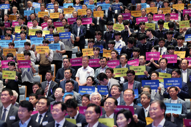 27일 서울 강남구 건설회관에서 열린 건설의 날 기념식에서 참석자들이 ‘건설 현장 중대재해 근절과 안전 문화 혁신을 위한 결의문’ 낭독을 하고 있다. 연합뉴스