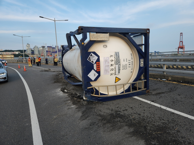 27일 오후 5시께 동구 좌천동 충장로고가교를 달리던 트레일러의 탱크로리가 분리돼 도로에 추락했다. 부산 동부경찰서 제공