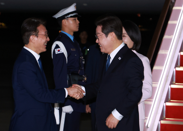 이재명 대통령과 김혜경 여사가 일본·미국 방문 일정을 마치고 28일 경기도 성남 서울공항에 도착해 김민석 국무총리와 인사하고 있다. 연합뉴스