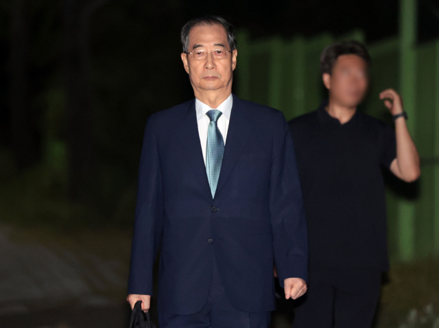 윤석열 전 대통령의 내란 방조 및 위증 등 혐의를 받는 한덕수 전 국무총리가 27일 구속영장이 기각돼 경기도 의왕 서울구치소를 나서고 있다. 연합뉴스