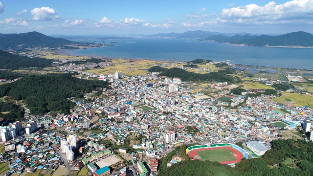 남해군 남해읍 전경. 지역 인구 70%가 밀집한 곳으로, 지역경제가 전통시장·골목상권에 크게 의존하는 형태를 갖추고 있다. 남해군 제공
