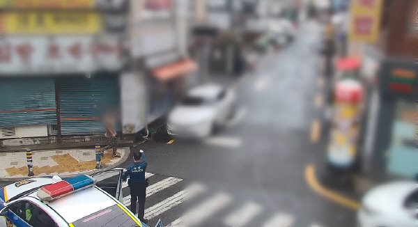 지난 12일 오후 부산 동래구 명장동 한 무인점포에서 라면을 절도한 30대 남성이 신고를 받고 출동한 경찰에 적발돼 검거되는 모습. 부산경찰청 제공