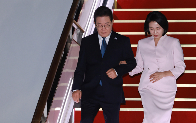 이재명 대통령과 김혜경 여사가 일본·미국 방문 일정을 마치고 28일 경기도 성남 서울공항에 도착해 공군1호기에서 내리고 있다. 연합뉴스