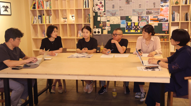 8월 28일 부산 중구 원도심 창작공간 또따또가 내 스페이스 돛에서 열린 ‘예술창작공간을 넘어 문화 플랫폼으로’ 결산 좌담회. 왼쪽부터 부산일보 김희돈 선임기자, 부산문화재단 김현정 예술창작본부장, 손몽주 작가, 김대홍 작가, 또따또가 6기 김혜경 센터장, 김은영 선임기자. 이재찬 기자 chan@