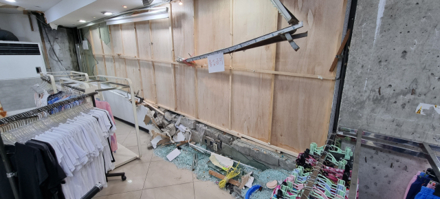 부산 북구 덕천동 노영태 씨가 운영하는 매장 안에 유리 조각이 쌓여 있는 모습. 김준현 기자 joon@