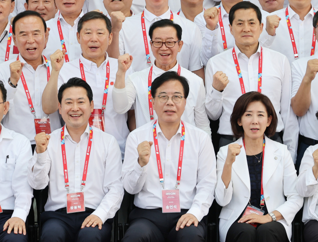 28일 인천국제공항공사 항공교육원에서 열린 2025 국민의힘 국회의원 연찬회에서 장동혁 대표, 송언석 원내대표, 나경원 의원 등 참석자들이 기념촬영을 하고 있다. 연합뉴스