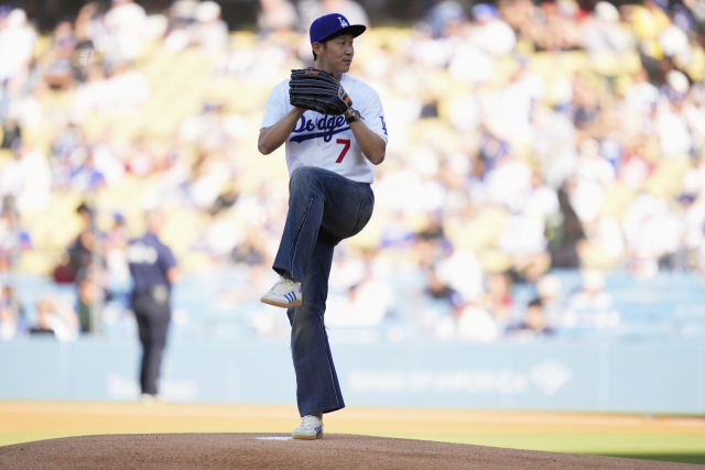 손흥민이 28일(한국 시간) 미국 프로야구 메이저리그(MLB) LA 다저스의 홈 경기가 열린 다저스타디움에서 시구자로 나서 공을 던지고 있다. AFP연합뉴스