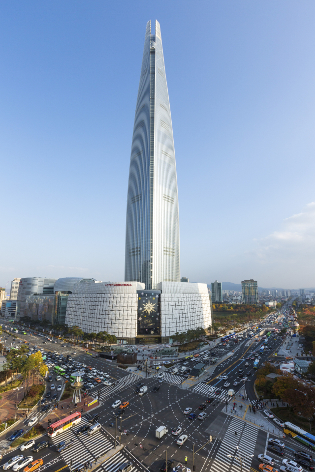 한국 대표 랜드마크 건물로 자리매김한 높이 555m의 롯데월드타워. 부산일보DB