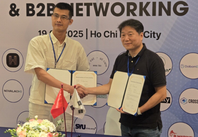 딥브레인 장상기(오른쪽) 대표가 지난 19일 베트남 기업 르카와 업무협약을 체결하고 악수를 나누고 있다. 딥브레인 제공