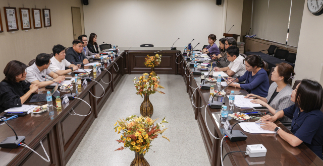 부산일보 제5기 독자위원회 8월 지면평가회의가 지난 27일 오후 부산일보사 회의실에서 열려, 9명의 독자위원이 다양한 의견을 밝히고 있다. 김종진 기자 kjj761@