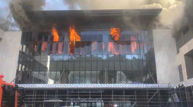 반얀트리 복합리조트 신축 공사장에서 화재가 발생, 불길이 치솟고 있다. 부산경찰청 제공