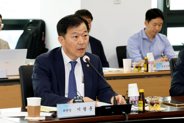 건강보험정책심의위원회(건정심) 위원장인 이형훈 보건복지부 2차관이 28일 서울 서초구 건강보험심사평가원에서 열린 제15차 건정심 회의에서 발언하고 있다. 보건복지부는 이날 건정심을 통해 내년 건강보험료율은 1.48% 인상된 7.18%로 결정했다. 이에 따라 직장 가입자가 부담해야 할 보험료는 월평균 2천235원 늘어날 예정이다. 연합뉴스