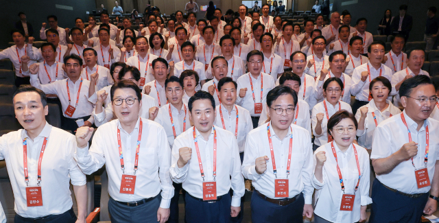 더불어민주당(위)과 국민의힘은 28일 각각 인천시 중구 파라다이스시티 컨벤션과 인천국제공항공사 항공교육원에서 의원단 워크숍, 국회의원 연찬회를 열어 구호를 외치고 있다. 연합뉴스