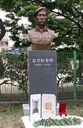경남 김해시 인제로 51번길 김해삼성초등학교 옆 길에 세워진 고 김오랑 중령 흉상. 김 중령은 1979년 12월 13일 0시 20분 신군부 세력에 맞서 당시 정병주 특전사령관을 지키며 권총을 쏘며 쿠데타군과 총격전을 벌이다 전사했다. 부산일보DB