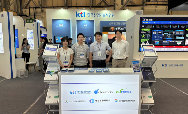 ‘2025 대한민국 에너지대전’ 전시회 홍보 부스에서 KTL 직원들이 기념사진을 촬영하고 있다. (왼쪽 두 번째부터) KTL 이정후 주임연구원, KTL 박상호 스마트그린기술센터장. KTL 제공