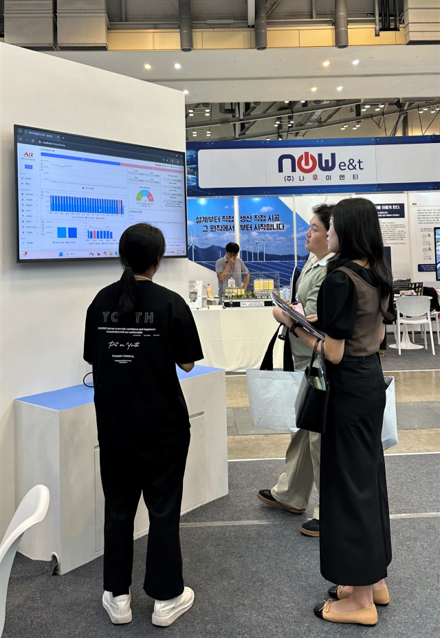 KTL 직원이 홍보부스에서 스마트에너지플랫폼센터에 대해 설명하고 있다. KTL 제공