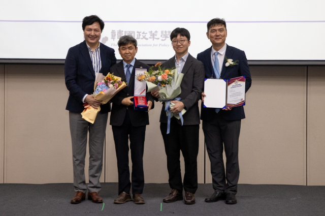 한국가스공사가 ‘2025년 제4회 한국 ESG 혁신정책 대상’ 시상식에서 ‘환경 부문 우수상’을 수상했다(왼쪽 두번 째 이과형 가스공사 상생기획부장). 가스공사 제공