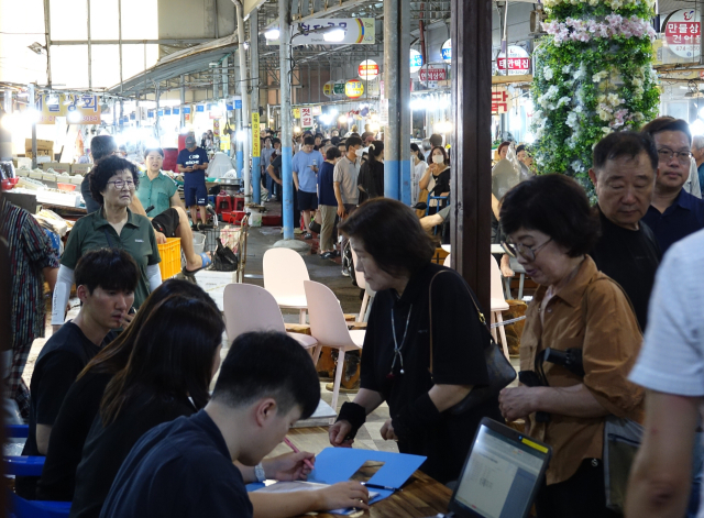 한국서부발전은 29일까지 태안지역 전통시장 5곳에서 ‘태안전통시장愛(애) 쓰GO! 돌려받GO! 페이백’ 행사를 진행했다. 사진은 환급행사 중인 태안 서부시장. 서부발전 제공