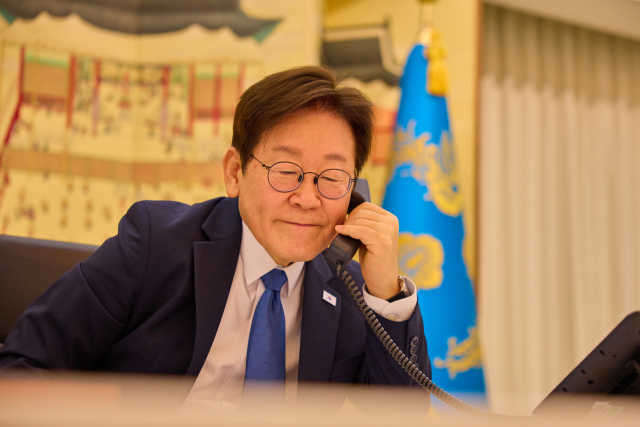 이재명 대통령이 28일 서울 한남동 관저에서 에모말리 라흐몬 타지키스탄 대통령과 전화 통화를 하고 있다. 연합뉴스