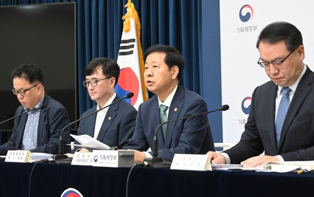 구윤철 부총리 겸 기획재정부 장관이 28일 정부세종청사에서 열린 2026년 예산안 상세브리핑에서 발표문을 낭독하고 있다. 왼쪽부터 안상열 재정관리관, 임기근 2차관, 구윤철 부총리, 유병서 예산실장. 기재부 제공