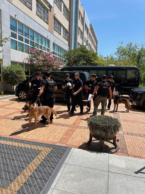 29일 오전 10시 30분께 부산 동구 경남여자고등학교에 폭발물을 설치했다는 신고가 접수돼 경찰이 수색에 나섰다. 부산 동부경찰서 제공