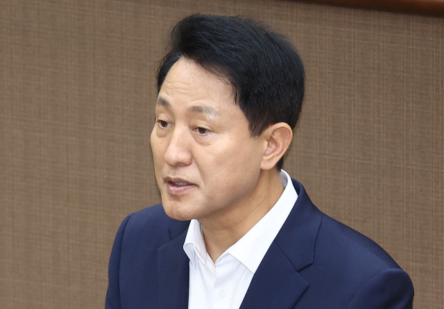 오세훈 서울시장이 27일 서울 중구 서울시의회에서 열린 제322회 시의회 임시회 개회식에서 신임 간부를 소개하고 있다. 연합뉴스