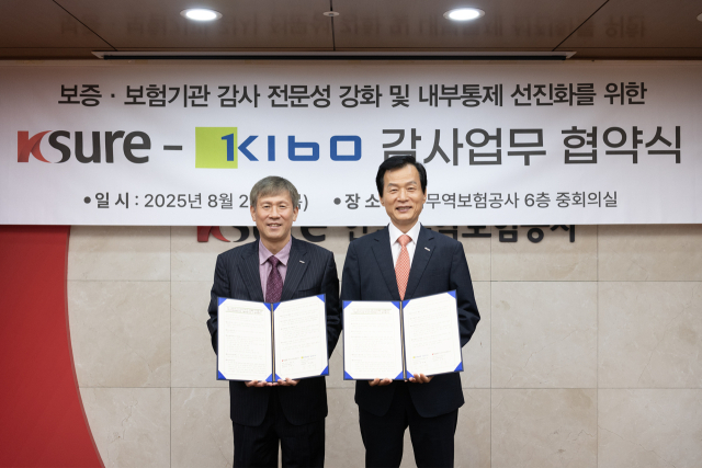 신범수 한국무역보험공사 상임감사(왼쪽)가 지난 28일 서울 종로구 한국무역보험공사 본사에서 임명배 기술보증기금 상임감사와 업무협약을 체결하고 기념 촬영을 하고 있다. 무역보험공사 제공