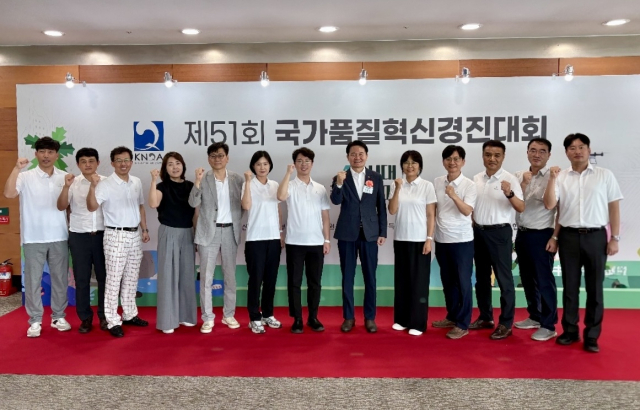 김봉빈 한국동서발전 안전기술부사장(오른쪽 6번째)와 국가품질혁신경진대회 참가자들이 기념사진을 찍고 있다. 동서발전 제공