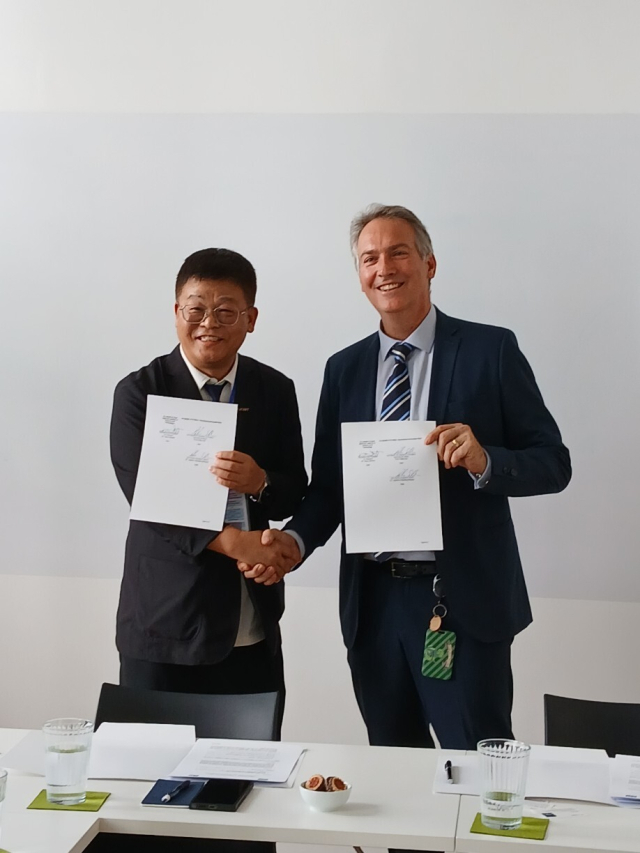 안현실 UNIST 연구부총장(왼쪽)과 피터 에르틀 빈 공대 부총장. UNIST 제공