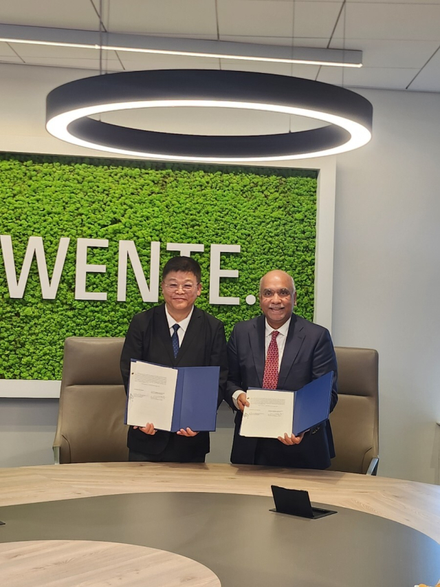 안현실 UNIST 연구부총장(왼쪽)과 비노드 수브라마니암 트벤테대학교 총장. UNIST 제공