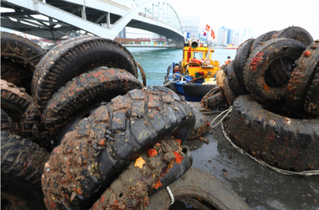 한국해양구조협회 부산지부 소속 해양특수구조대 잠수부 등이 지난 2022년 부산 영도구 봉래동 부산대교 인근 바다에서 수거한 폐타이어 80여 톤이 부두에 쌓여 있다. 부산일보DB
