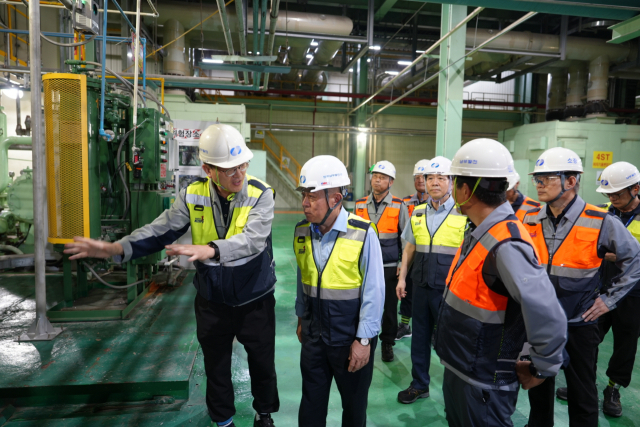 김준동 한국남부발전 사장(왼쪽 두 번째)이 지난 29일 신인천빛드림본부를 찾아 현장안전경영을 펼쳤다. 남부발전 제공