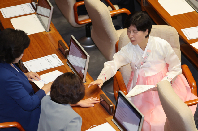 27일 서울 여의도 국회 본회의에 더불어민주당 백혜련 의원이 한복을 입고 참석해 있다. 연합뉴스