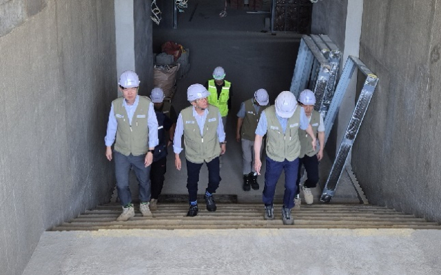 한국마사회 정기환 회장(가운데)이 29일 영천경마공원 건설현장을 찾아 현장을 둘러보고 있다. 한국마사회 제공