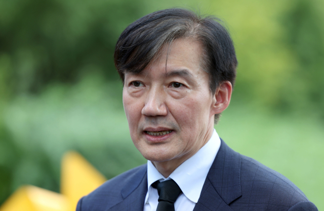 조국혁신당 조국 혁신정책연구원장이 25일 오전 경남 김해시 진영읍 봉하마을에서 노무현 전 대통령 묘역 참배 후 취재진 질문에 답하고 있다. 조 원장은 전날에는 지난해 창당을 선언했던 부산민주공원을 찾아 참배한 뒤, 양산으로 이동해 문재인 전 대통령을 예방했다. 연합뉴스