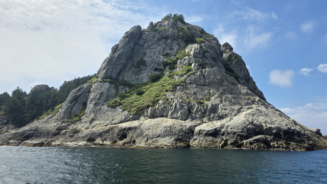 9월 이달의 무인도서로 선정된 섬생이(배에서 바라본 섬생이 북측 해안절벽). 해수부 제공