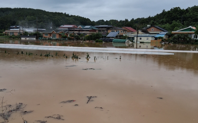 지난 극한 호우 당시 집현면 모습. 하천 범람으로 비닐하우스와 주택이 침수 피해를 입었다. 진주시 제공