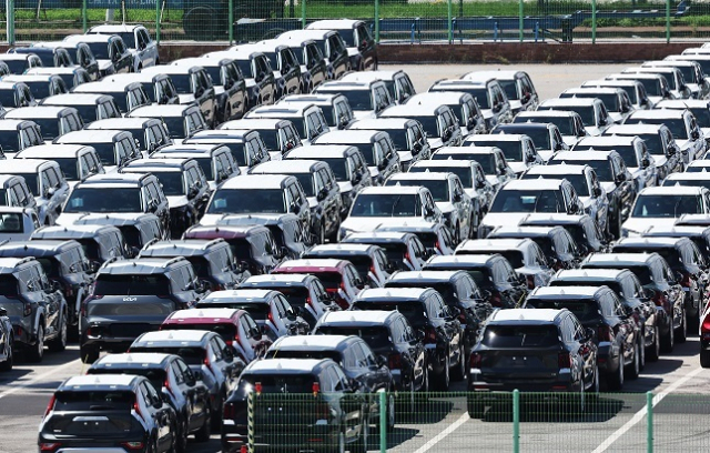 사진은 경기도 평택항에 수출용 차량이 세워져 있는 모습. 연합뉴스