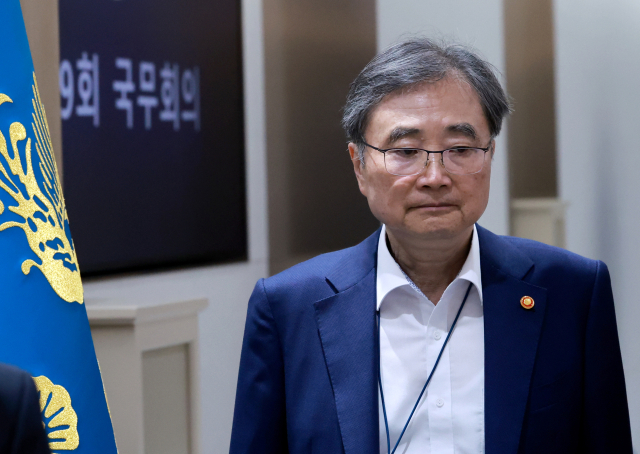 조현 외교부 장관이 29일 서울 용산 대통령실 청사에서 이재명 대통령 주재로 열린 임시 국무회의에 참석하고 있다. 연합뉴스