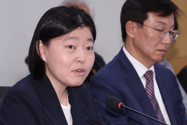 임은정 서울동부지검장이 29일 서울 여의도 국회에서 '검찰개혁의 쟁점은 무언인가 : 국민이 바라는 검찰개혁의 속도와 방향'을 주제로 열린 검찰개혁 긴급 공청회에 참석해 토론하고 있다 이날 공청회는 촛불행동, 검사를 검사하는 변호사 모임, 민생경제연구소, 더불어민주당 박홍근 의원, 조국혁신당 황운하·박은정 의원 주최로 열렸다. 연합뉴스