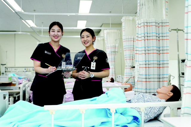 가야대는 오는 8일부터 12일까지 2026학년도 수시모집을 진행해 학생 403명을 선발한다. 가야대 간호학과 학생들이 현장에서 실습 중인 모습. 가야대 제공