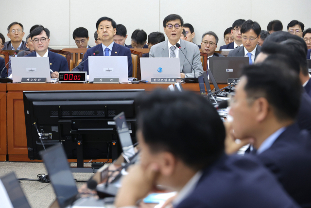 이창용 한국은행 총재가 지난달 19일 국회에서 열린 기획재정위원회 전체회의에서 원화 스테이블코인 정책 관련 보고를 하고 있다. 연합뉴스
