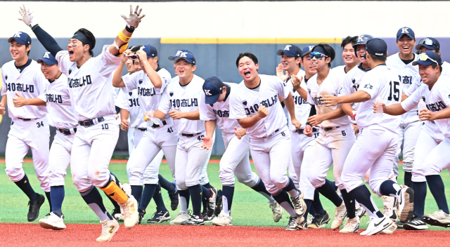 31일 서울 목동야구장에서 열린 제53회 봉황대기전국고교야구대회 결승에서 경남고가 마산용마고를 상대로 10회말 4번 타자 이호민(10번) 역전 결승타로 우승을 거머쥐었다. 우승이 확정되는 순간 경남고 선수들이 환호하고 있다. 한국일보 제공