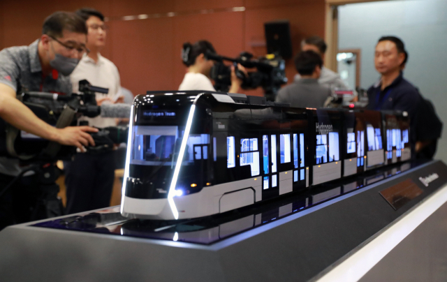 울산 도시철도 1호선에 투입될 수소트램 모형. 부산일보DB