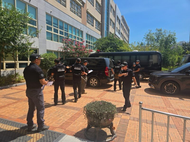 지난달 29일 오전 10시 50분께 부산 동구 경남여고에 폭발물을 설치했다는 협박 신고가 접수돼 경찰이 수색하는 모습. 부산 동부경찰서 제공