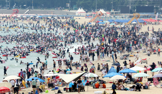 지난달 3일 피서객으로 인산인해를 이룬 부산 해운대해수욕장. 정종회 기자 jjh@